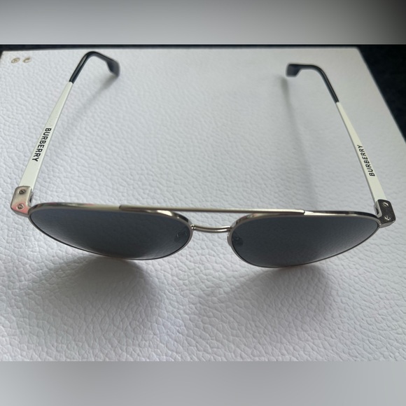 Burberry sunglasses - Picture 5 of 5